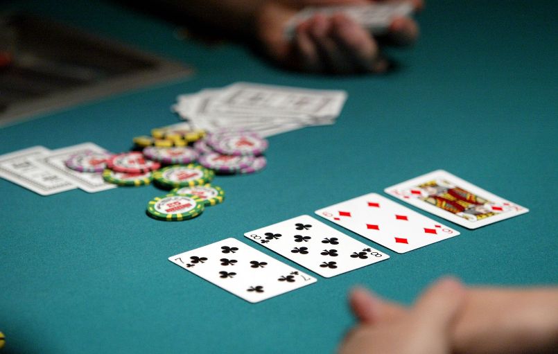 Thời điểm bluff trong poker là gì? Khi đánh poker nên lựa chọn thời điểm thích hợp nhất để tiến hành bluff, rinh về những thắng lợi trong sự ngỡ ngàng của đối thủ